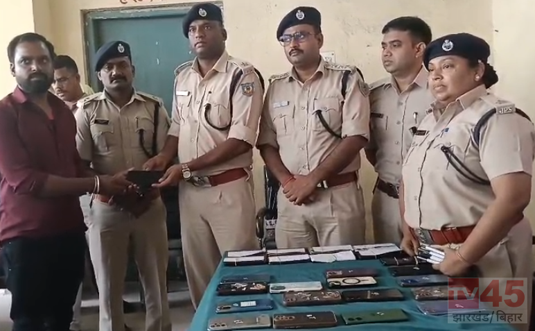 बोकारो पुलिस ने 46 गुम हुए मोबाइल फोन असली मालिकों को लौटाए