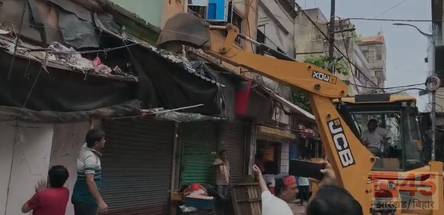 देवघर में अतिक्रमण पर नगर निगम का बड़ा एक्शन, टावर चौक से शिक्षा सभा चौक तक चला बुलडोजर