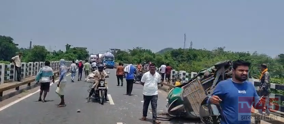 धनबाद में मैथन मुकुल पंप के पास ब्रिज मेंऑटो और बाइक में सीधी टक्कर में एक की मौत