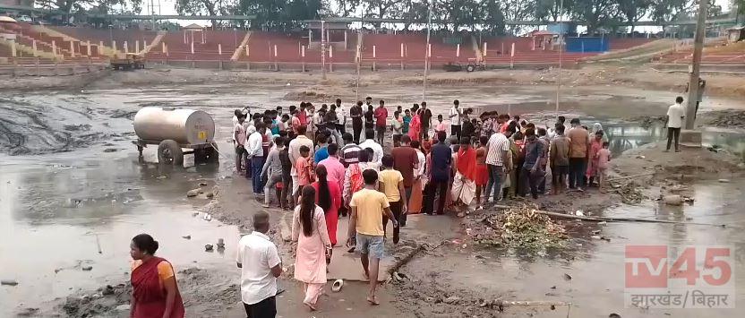 दुमका स्थित पतालेश्वर महादेव के दर्शन करने उमड़े लोग