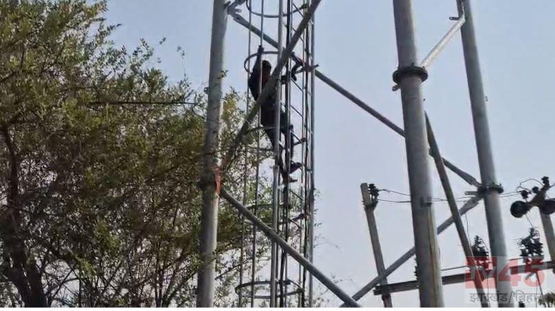 गढ़वा में प्रेम विवाह की मांग को लेकर मोबाइल टावर पर चढ़ा युवक, घंटों चला हाई वोल्टेज ड्रामा