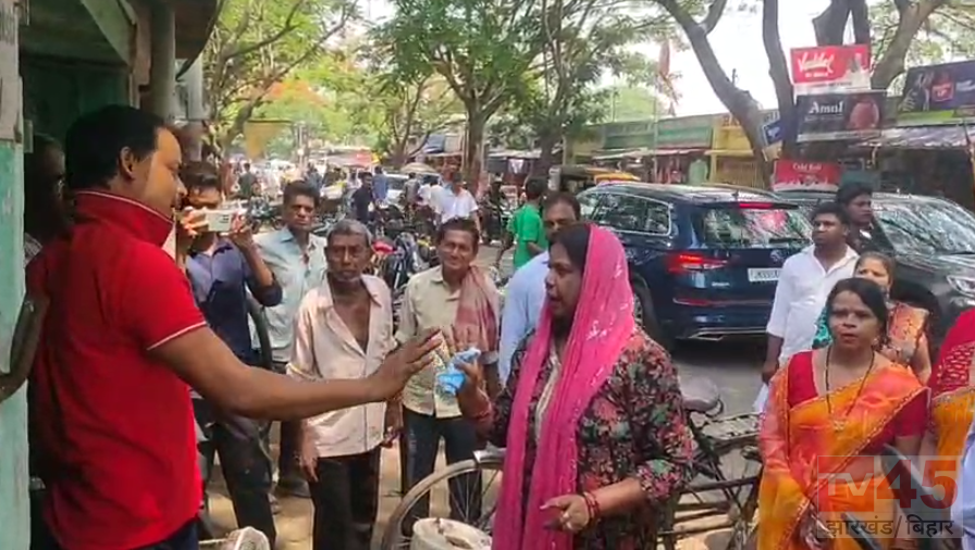 जामताड़ा में शहर की सफाई व्यवस्था का जायजा लेने सड़क पर उतरीं नगर पंचायत अध्यक्ष आशा गुप्ता