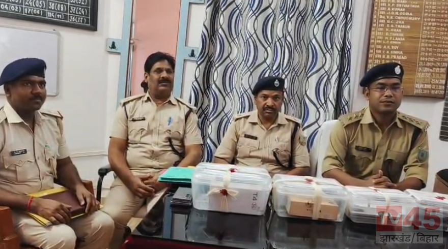 जामताड़ा पुलिस ने मोबाइल दुकान चोरी कांड का किया खुलासा, 10 चोरी के मोबाइल के साथ 1 नाबालिग हिरासत में