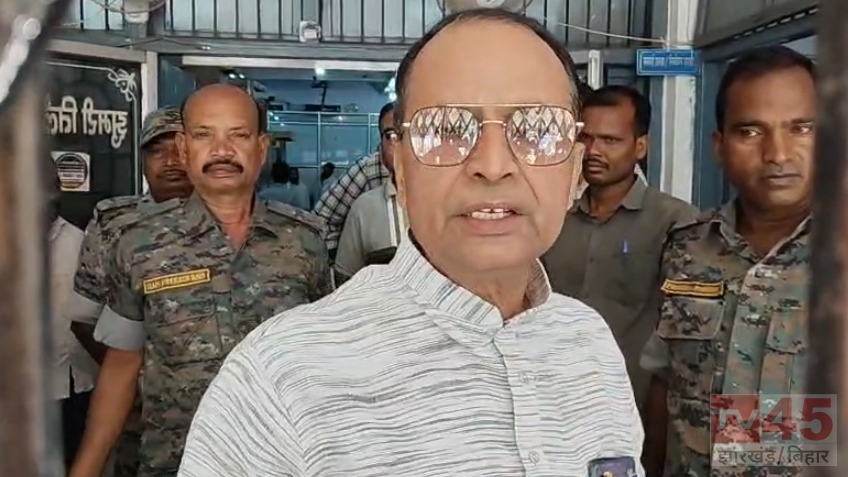 कोडरमा के झुमरी तिलैया नगर परिषद दफ्तर में मंगलवार को हड़कंप, कर्मचारियों की लापरवाही पर कार्यवाही
