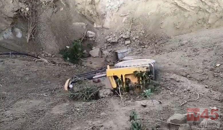 नासिक में दर्दनाक हादसा, कुआं भरने के दौरान जेसीबी गड्ढे में गिरी, कोडरमा के ऑपरेटर की मौत