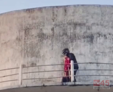 55 फीट ऊंचे पानी के टैंक पर चढ़ा युवक: लोगों ने निचे उतराने की कोशिश