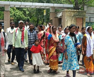 जमीन के बदले मिलने वाली मुआवजा (compensation) के लेकर दर -दर भटक रहे है रैयत : दस साल से नहीं मिल पा रहा है मुआवजा