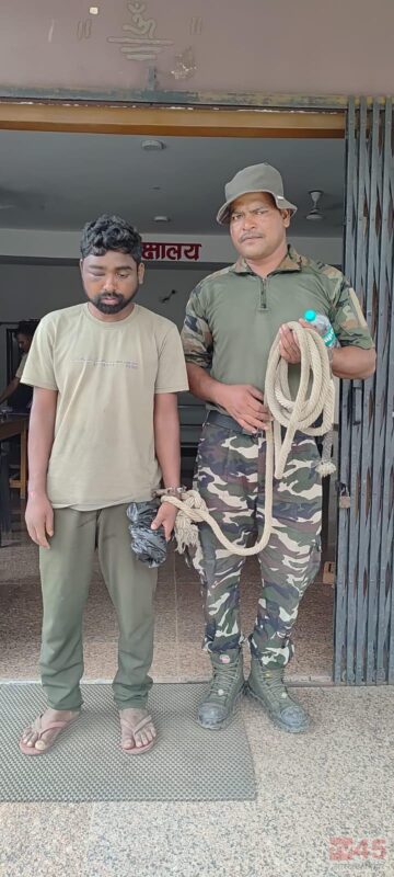 कुल्हाड़ी (axe) से मार कर बेटे ने की बाप की हत्या, 63 वर्षीय पिता ने मौके पर तड़प - तड़प कर तोड़ा दम