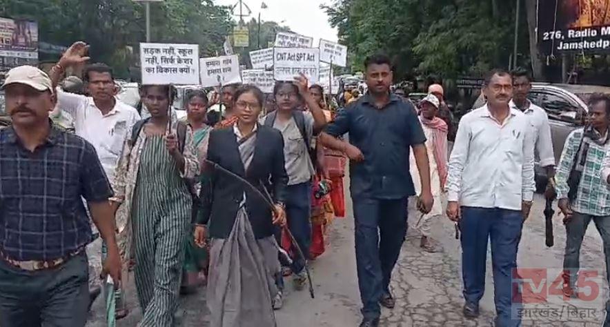 जमशेदपुर: पटमदा में पत्थर खनन के विरोध में सैकड़ों ग्रामीणों का प्रदर्शन, उपायुक्त से खनन बंद कराने की मांग