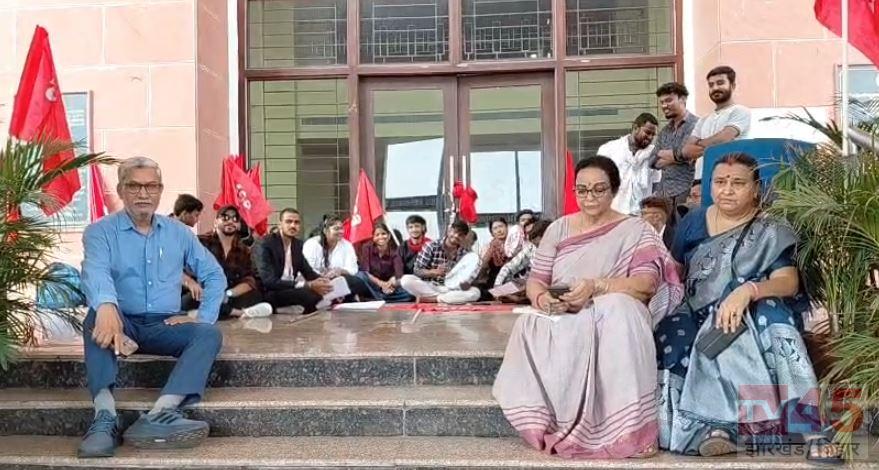 BBMKU में AISA का जोरदार प्रदर्शन, प्रशासनिक भवन में तालाबंदी, कुलपति समेत प्रोफेसर और अधिकारियों को अंदर नहीं जाने दिया