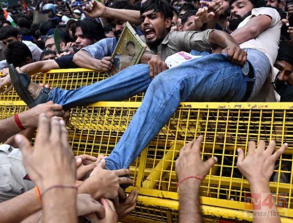 धर्मेंद्र प्रधान के इस्तीफे की मांग पर संसद के करीब पहुंचा CJP का प्रदर्शन, पुलिस ने प्रदर्शनकारियों को हटाया