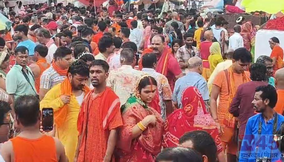 DEOGHAR: बांग्ला सावन की दूसरी सोमवारी पर उमड़ा आस्था का सैलाब, बाबा बैद्यनाथ पर जलाभिषेक के लिए लंबी कतारें