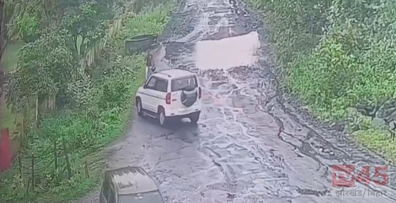 धनबाद के चासनाला सेल कर्मी पर बोलेरो से जानलेवा हमला! CCTV फुटेज आया सामने, हालत नाजुक