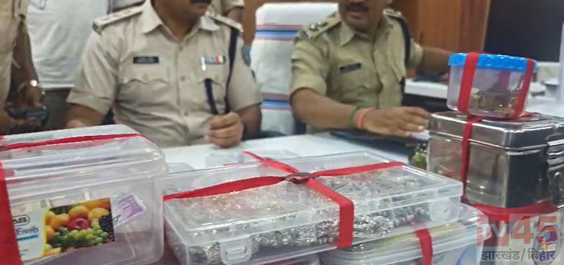 सिमडेगा में अंतरराज्यीय चोर गिरोह के दो शातिर गिरफ्तार, लाखों के सोने-चांदी के जेवर बरामद