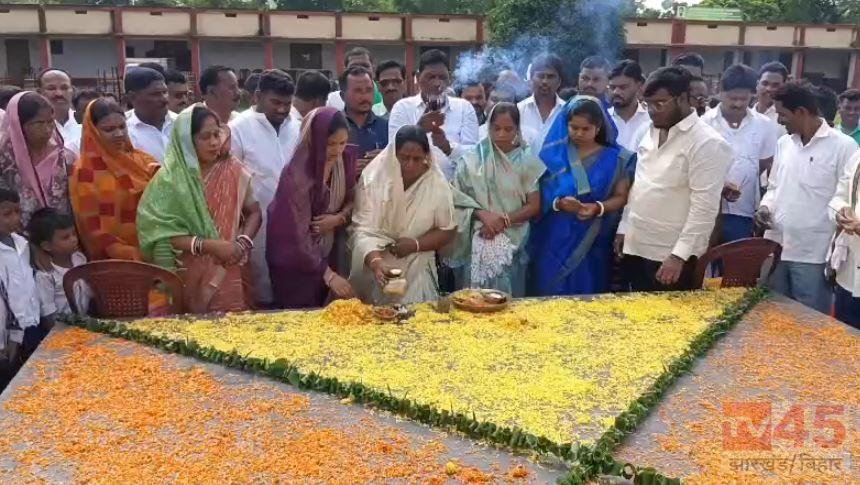 स्व. जगरनाथ महतो की 59वीं जयंती पर श्रद्धांजलि, ‘जगरनाथ महतो अमर रहें’ के नारों से गूंजा सिंगारी मैदान