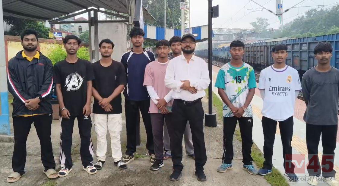 राज्य स्तरीय खो-खो प्रतियोगिता के लिए जामताड़ा की सीनियर बालक टीम कोडरमा रवाना