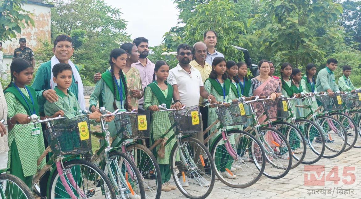 JAMSHEDPUR: करनडीह एसएस हाई स्कूल में छात्राओं को मिली साइकिलें, शिक्षा को मिलेगी नई रफ्तार