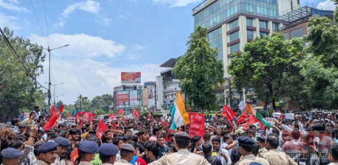पटना NEET प्रदर्शन मामला: पथराव-तोड़फोड़ के बाद 45 गिरफ्तार, 21 केस दर्ज
