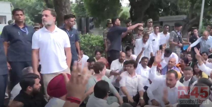 PM आवास के बाहर राहुल-प्रियंका का प्रदर्शन, कांग्रेस का सरकार पर हमला, दिल्लीPM आवास के बाहर राहुल-प्रियंका का प्रदर्शन, कांग्रेस का सरकार पर हमला, दिल्ली में सियासी हलचल तेज में सियासी हलचल तेज