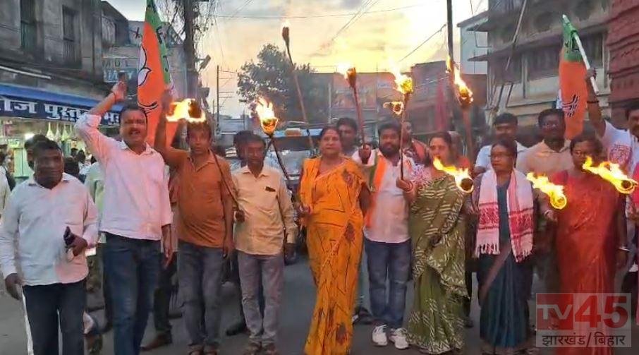 भर्ती परीक्षाओं में कथित धांधली के खिलाफ भाजपा का प्रदेशव्यापी प्रदर्शन, रांच, धनबाद से जमशेदपुर तक मशाल जुलूस