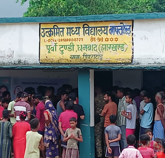 उत्क्रमित मध्य विद्यालय (Middle School) का हाल बे-हाल, छात्र के उपर गिरा शौचालय का छज्जा