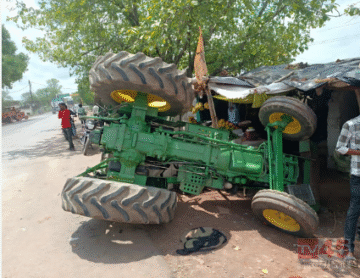 अनियंत्रित होकर दुकान में घुसा खाली ट्रैक्टर (tractor), होते-होते टला बड़ा हादसा