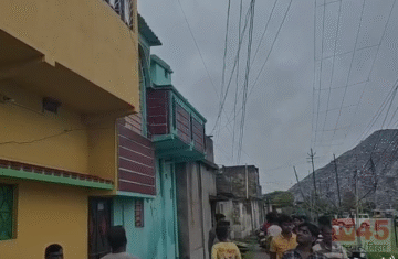 छाताबाद (Chhatabad) में भू - धंसान के साथ के बाद अचानक बना गोफ, अचानक धरती में धस गई घर की जरूरत की समान