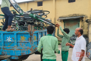 सरकारी योजनाओं का किया जा रहा गलत उपयोग, सरकारी साइकिलों (govt. bicycles) को ट्रैक्टर पर लोड करते नजर आए छात्र