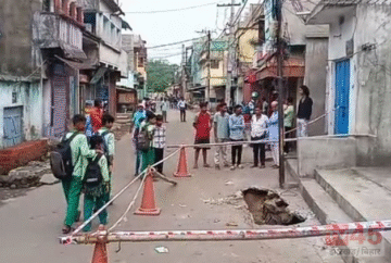 अचानक भू-धंसान होने से इलाके में दहशत फैली, इलाके में लगाई गई बैरिकेडिंग (barricades)