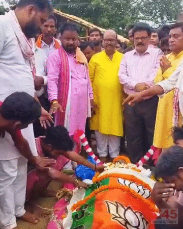 BJP पार्टी के मंडल उपाध्यक्ष रवि बाध्यकर (Ravi Badhyakar) का निधन, पार्थिव शरीर पर भाजपा का झंडा अर्पित कर दी गई श्रद्धांजलि