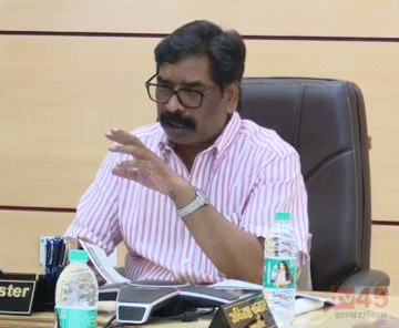 कार्यो में विलंब पर CM ने अधिकारियों को लगया फटकार, कहा कि- लापरवाही (negligence) बर्दाश्त नहीं किया जाएगा