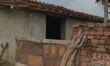 गिरिडीह में बिना छत (Roof) के रहने पर मजबूर गरीब परिवार,गांव के विद्यालय में ले रहे है शरण