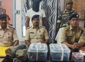गुप्त सूचना (tip-off) के आधार पर पुलिस ने युवक की कारवाई: चाकू और मोबाइल फोन बरामद