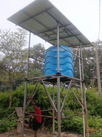 पेयजल संकट से परेशान लोग, कुएं का पानी (well water) पीने को मजबूर ग्रामिण