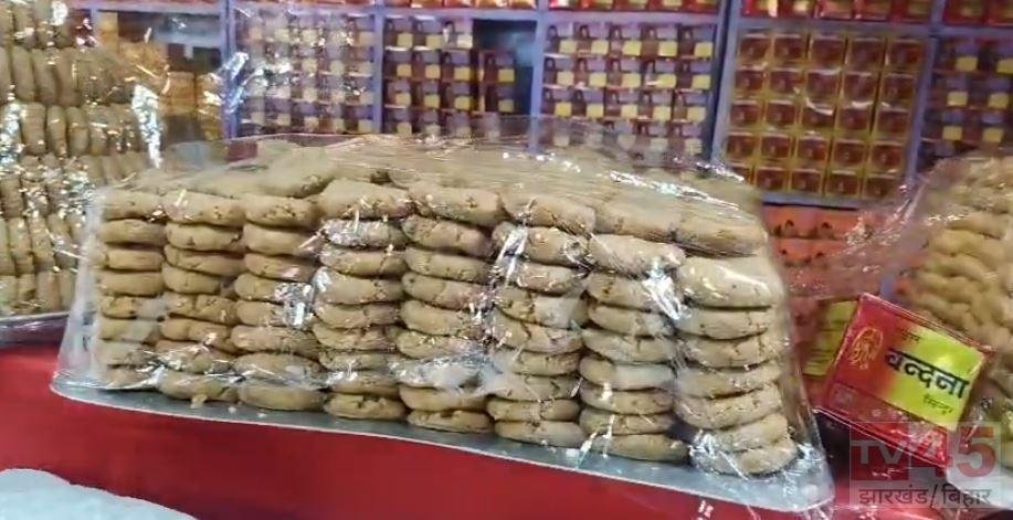देवघर: बासुकीनाथ मेला क्षेत्र में खाद्य सुरक्षा टीम की बड़ी कार्रवाई, 200 किलो फंगस लगा पेड़ा जब्त कर नष्ट कराया