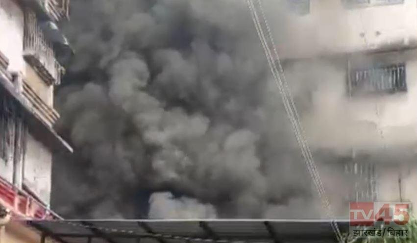 Dhanbad: बैंक मोड़ के शांति भवन में बिजली मीटर में भीषण आग, दमकल की तत्परता से टला बड़ा हादसा