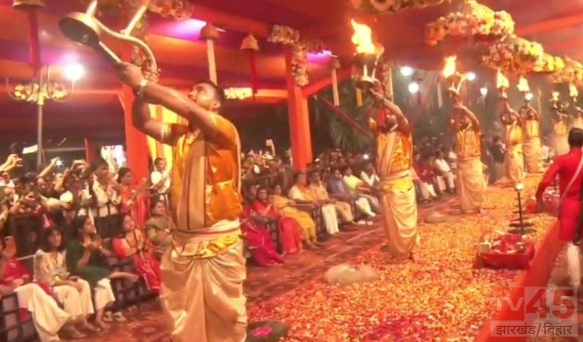 धनबाद के राजेंद्र सरोवर में भव्य शिव महाआरती ने बांधा समां, तेज बारिश भी नहीं रोक सकी शिवभक्तों की आस्था