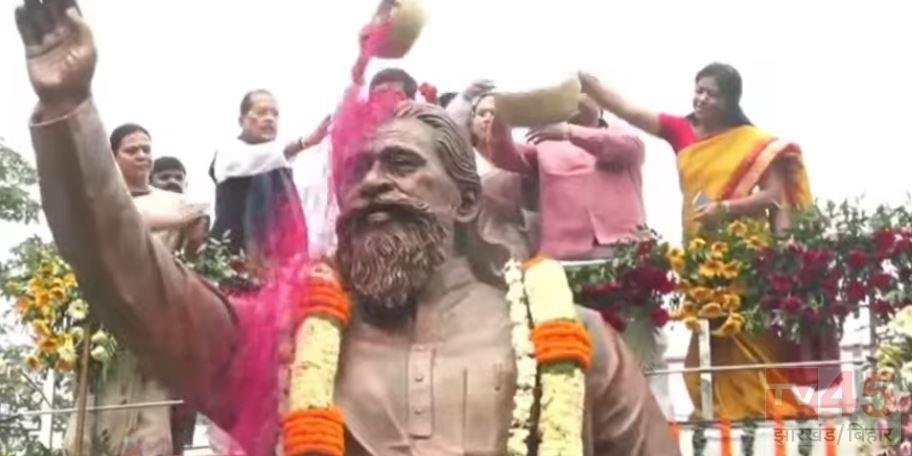 दिशोम गुरु शिबू सोरेन की पुण्यतिथि पर पूरे झारखंड ने दी श्रद्धांजलि, पुश्तैनी गांव में 15 फीट ऊंची प्रतिमा का अनावरण