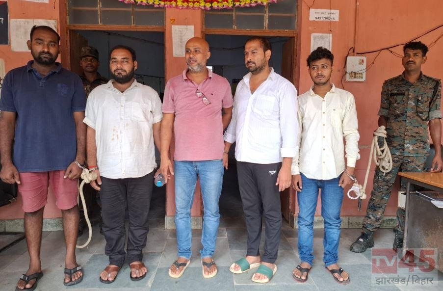 GUMLA: पालकोट में 82 किलो गांजा के साथ पांच तस्कर गिरफ्तार, दो वाहन और 80 हजार रुपये नकद जब्त