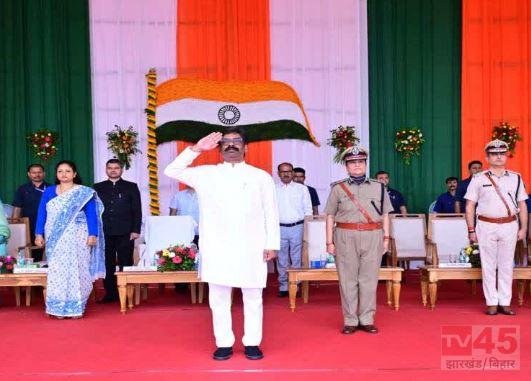 रांची के मोरहाबादी में सीएम हेमंत सोरेन ने फहराया तिरंगा, युवाओं और किसानों के लिए किए बड़े ऐलान