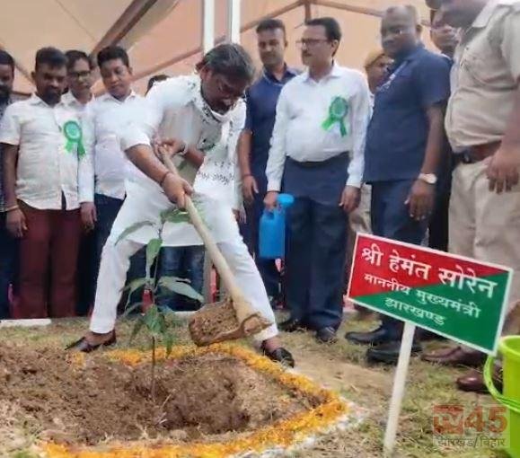 झारखंड विधानसभा परिसर में सीएम हेमंत सोरेन ने किया पौधारोपण, बोले- पौधा लगाना ही नहीं, उसका संरक्षण भी जरूरी