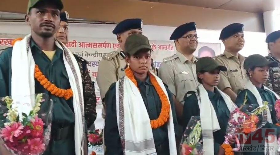 पश्चिमी सिंहभूम: 10 लाख के इनामी जोनल कमांडर सालुका कायम समेत 4 माओवादियों ने किया सरेंडर
