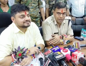 12 सरकारी स्कूलों की छात्राओं ने उपायुक्त आदित्य रंजन को राखी (Rakhi)बांधकर मनाया रक्षाबंधन का त्योहार