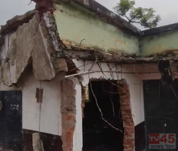 झारखंड में आदिवासी जमीन पर कब्जे, JCB मशीन से गिरा गया आदिवासी स्कूल (tribal school) का दिवाल