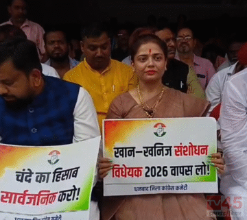 रणधीर वर्मा (Randhir Verma) चौक पर मोदी सरकार के खिलाफ कांग्रेस का धरना-प्रदर्शन