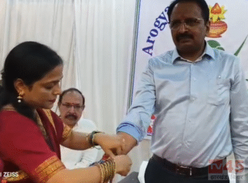 मुद्रिका बैंक्वेट हॉल (Mudrika Banquet Hall) में रक्षाबंधन कार्यक्रम का आयोजन, आदिवासी महिलाओं ने बांधी राखी