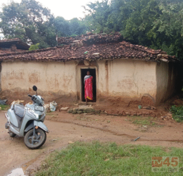भारी बारिश के बीच गरिब महिला घर पर गिरा विशाल पेड़ (heavy rain), एक साथ बेघर हुआ सारा परिवार