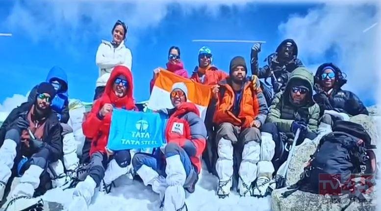 आंखों में रोशनी नहीं, हौसले में आसमान: शेखर ने 20 हजार फीट की चोटी पर लहराया तिरंगा