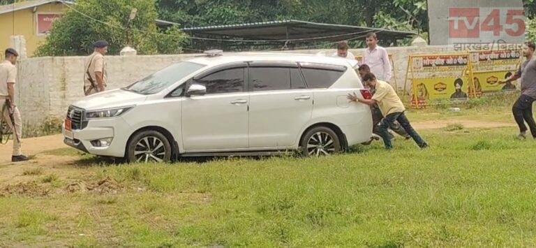 चंदनकियारी में निरीक्षण के दौरान कीचड़ में फंसी डीसी की गाड़ी, ग्रामीणों ने लगाया धक्का