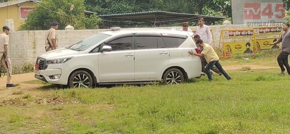 चंदनकियारी में निरीक्षण के दौरान कीचड़ में फंसी डीसी की गाड़ी, ग्रामीणों ने लगाया धक्का